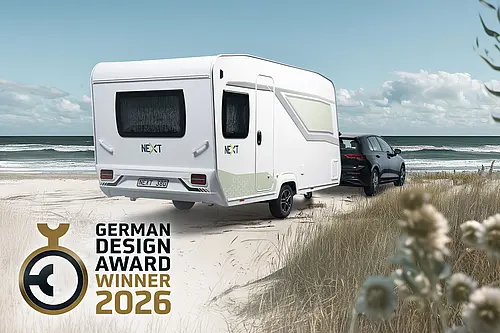 NEXT 380 Wohnwagen am Strand als German Design Award Winner 2026 für exzellentes Produktdesign in der Reisebranche