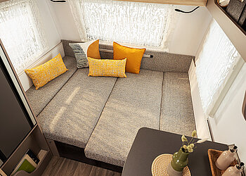 Sitzgruppe im Caravan als Bett