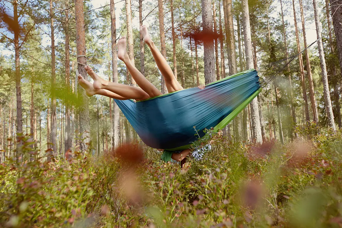 Menschen in der Hängematte im Wald